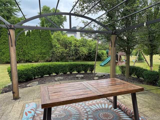 6043 Ledgeway Drive, West Bloomfield Charter Township, MI 48322