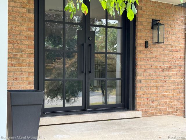 6043 Ledgeway Drive, West Bloomfield Charter Township, MI 48322