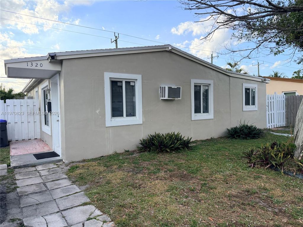 1320 N 69th Way, Hollywood, FL 33024