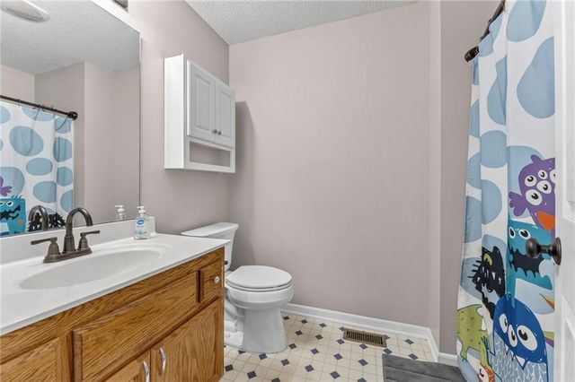202 E 22nd Street, Kearney, MO 64060
