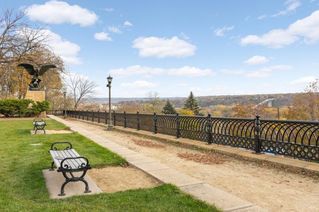 30 Saint Albans Street S 2A, Saint Paul, MN 55105