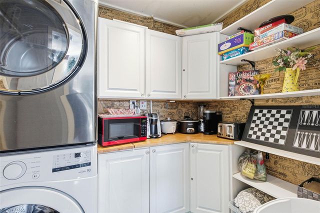 10405 N WOODMERE ROAD, Tampa, FL 33617