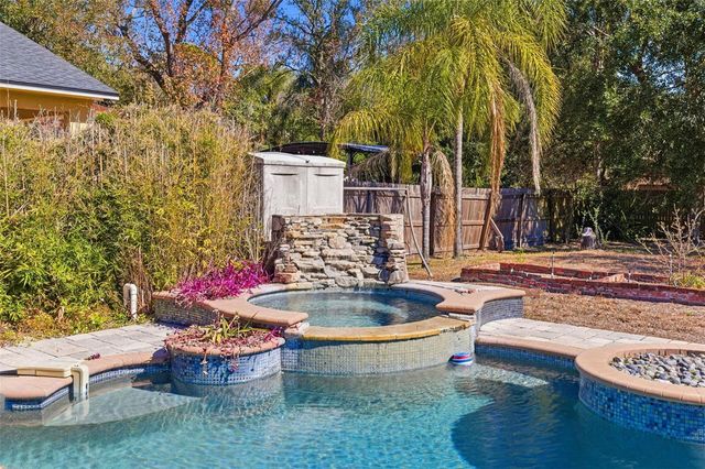 10405 N WOODMERE ROAD, Tampa, FL 33617