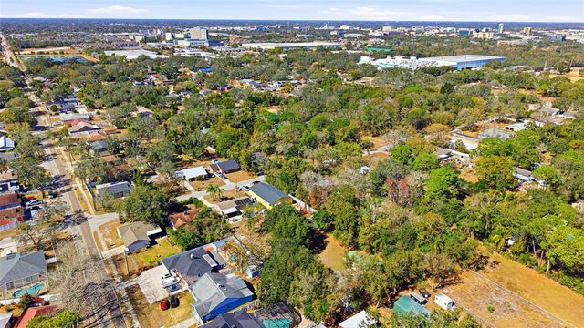 10405 N WOODMERE ROAD, Tampa, FL 33617