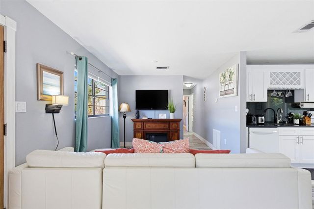 10405 N WOODMERE ROAD, Tampa, FL 33617