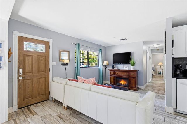 10405 N WOODMERE ROAD, Tampa, FL 33617