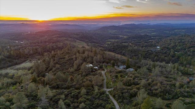 16380 Thornberry Way, Grass Valley, CA 95949