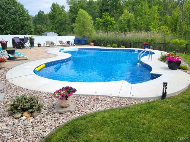 8322 Nates Ln, Cicero, NY 13039