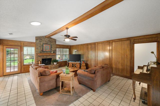 1018 Auburn Drive, Arlington, TX 76012