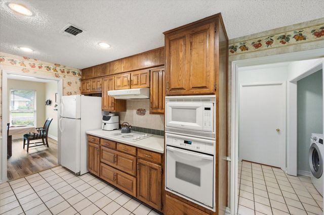 1018 Auburn Drive, Arlington, TX 76012