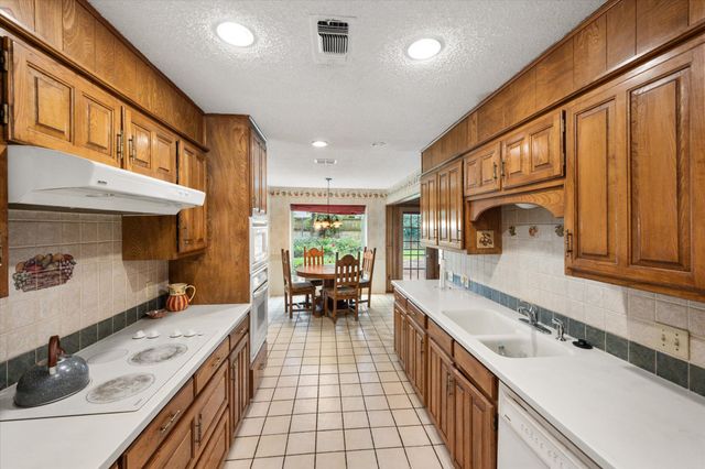 1018 Auburn Drive, Arlington, TX 76012