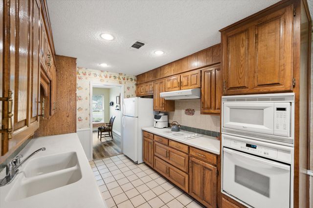 1018 Auburn Drive, Arlington, TX 76012