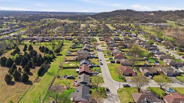 321 N Joanna Street W, Catoosa, OK 74015