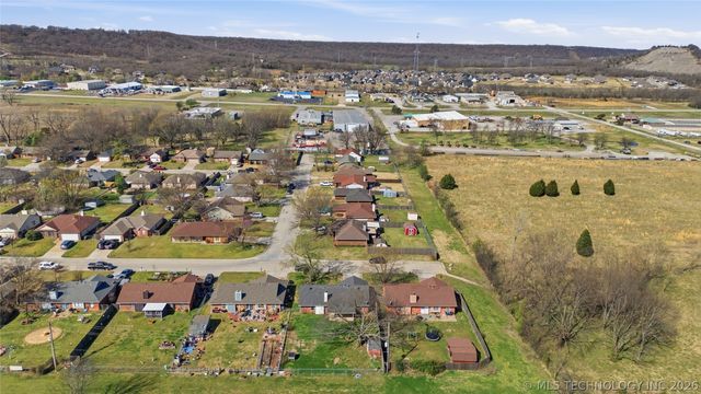 321 N Joanna Street W, Catoosa, OK 74015