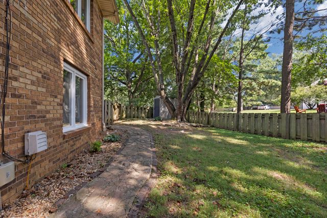 4663 S Roubidoux Place, Springfield, MO 65804