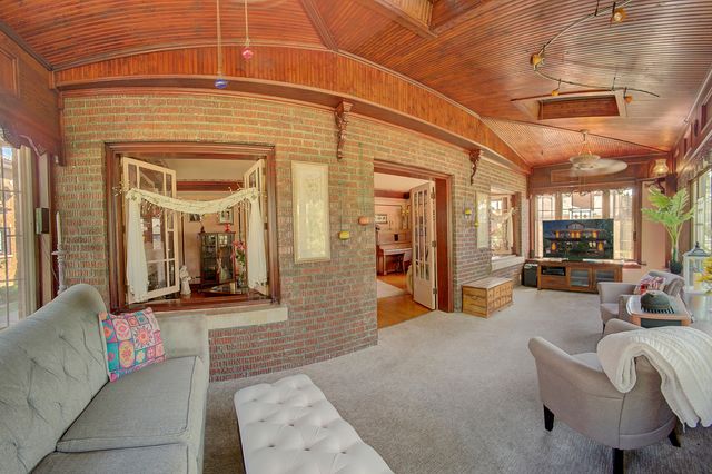 10127 S Hoyne Avenue, Chicago, IL 60643