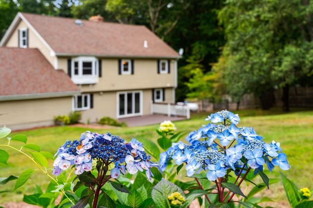 23 Brook Drive, Hudson, NH 03051