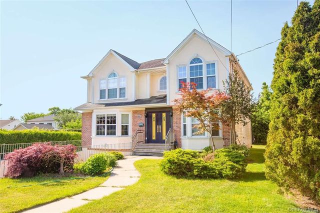 66 Maple Street A, Roslyn Heights, NY 11577