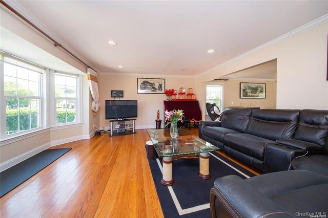 66 Maple Street A, Roslyn Heights, NY 11577