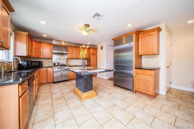 66 Maple Street A, Roslyn Heights, NY 11577
