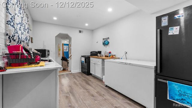 8120 Prospect Avenue, Warren, MI 48089