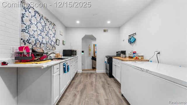 8120 Prospect Avenue, Warren, MI 48089