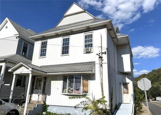 606 Ridge Avenue, New Cumberland, WV 26047