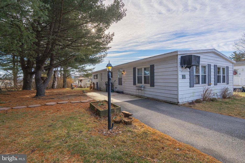 Image 1 of property listing at 52 W ZIMMER DR, Walnutport, PA 18088