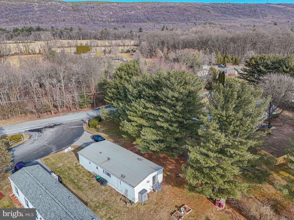 Image 10 of property listing at 52 W ZIMMER DR, Walnutport, PA 18088