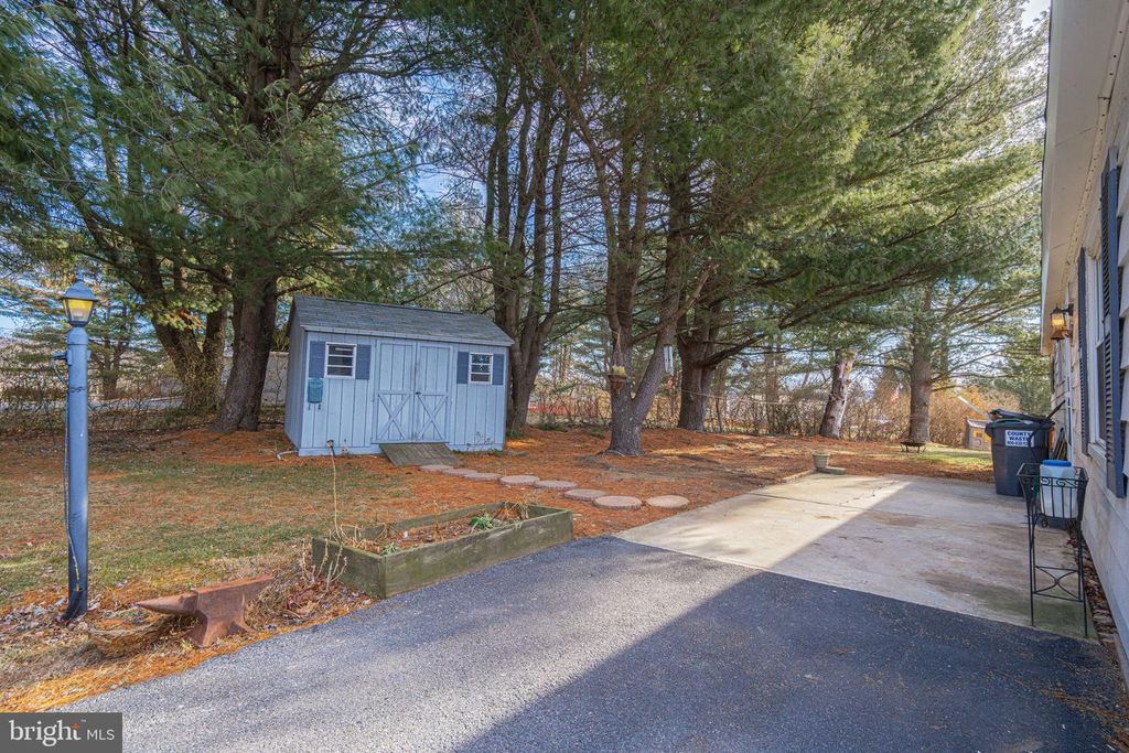 Image 11 of property listing at 52 W ZIMMER DR, Walnutport, PA 18088