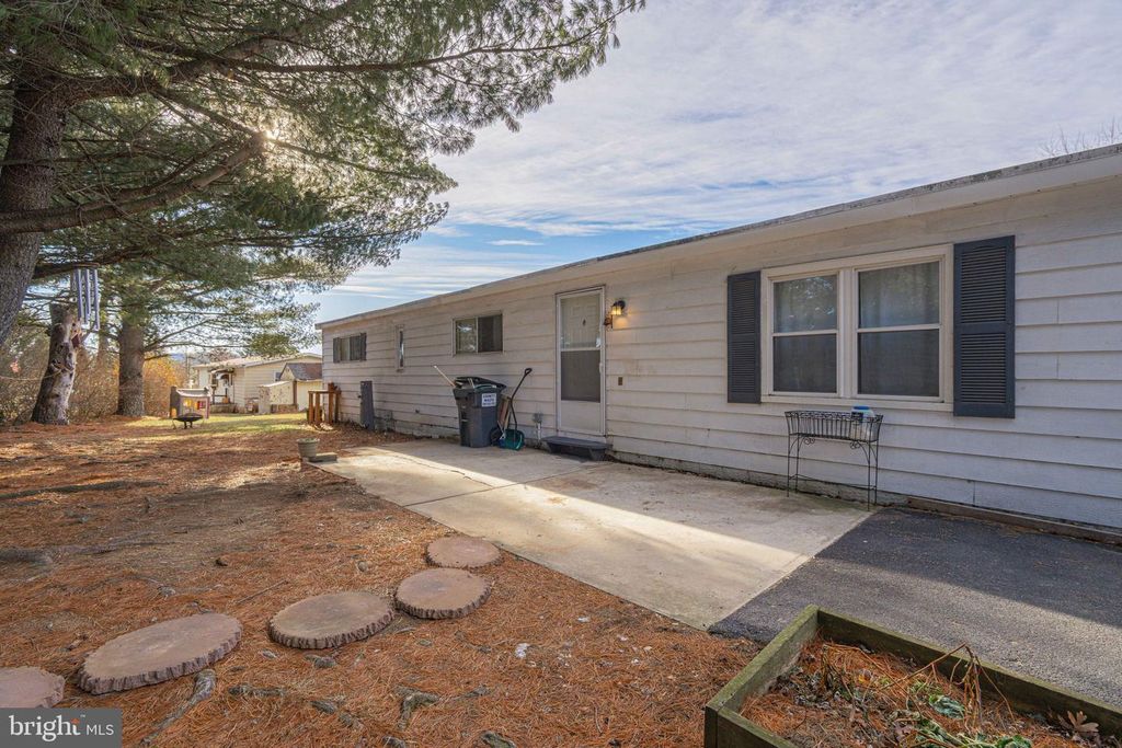 Image 13 of property listing at 52 W ZIMMER DR, Walnutport, PA 18088