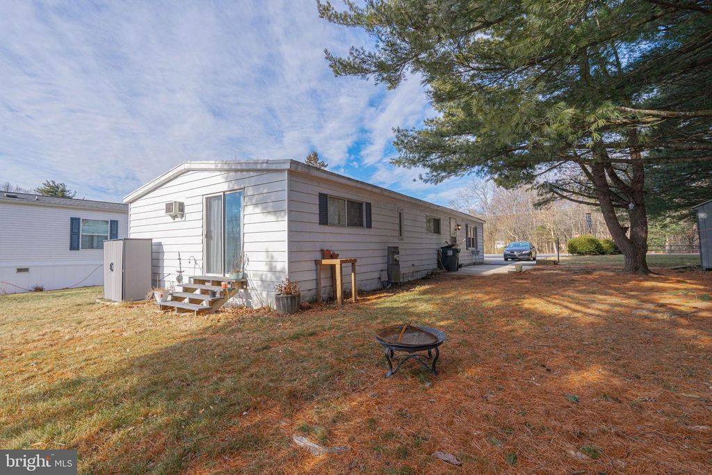 Image 14 of property listing at 52 W ZIMMER DR, Walnutport, PA 18088