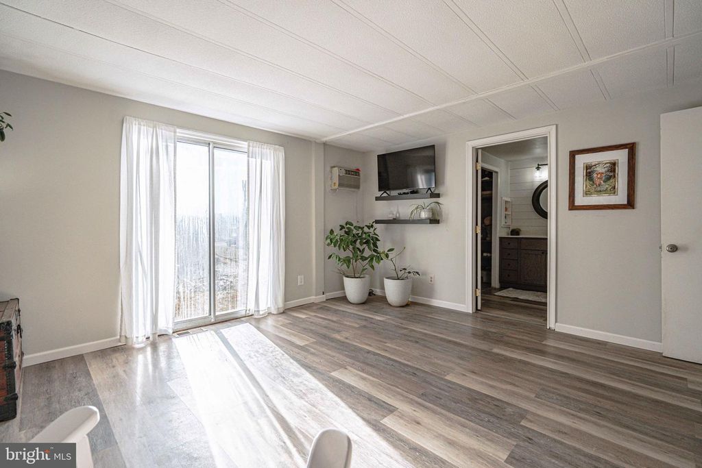 Image 28 of property listing at 52 W ZIMMER DR, Walnutport, PA 18088