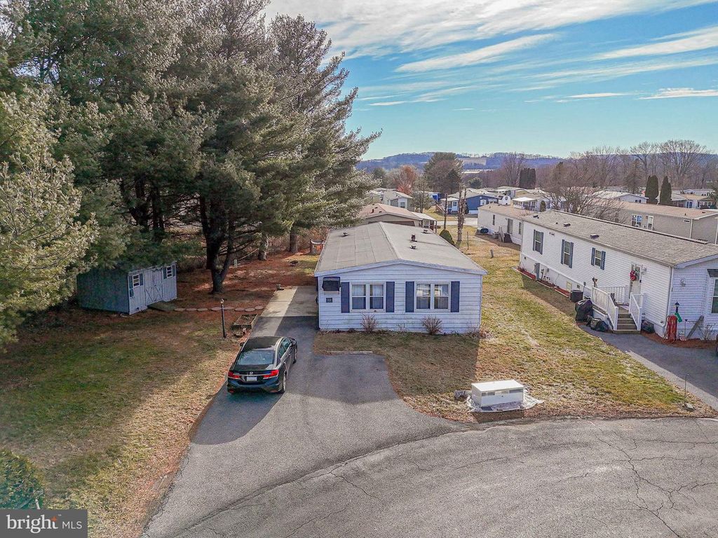 Image 5 of property listing at 52 W ZIMMER DR, Walnutport, PA 18088