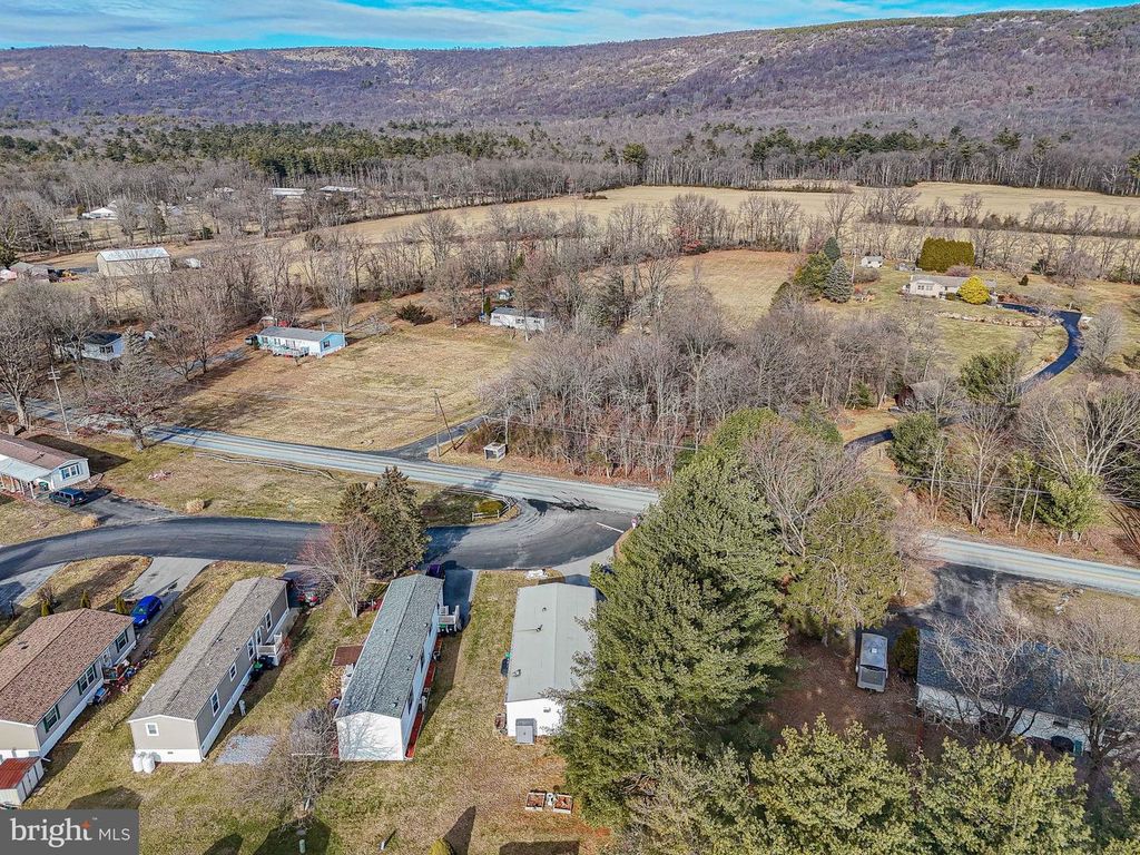 Image 9 of property listing at 52 W ZIMMER DR, Walnutport, PA 18088