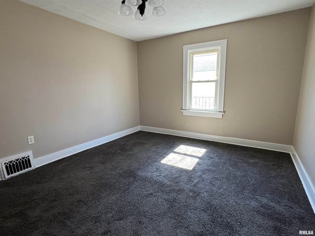 624 E PARIS Avenue, Peoria, IL 61603