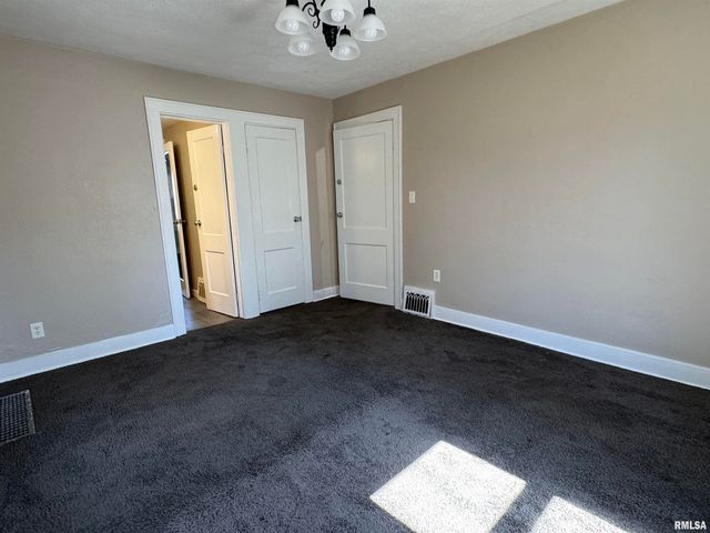 624 E PARIS Avenue, Peoria, IL 61603