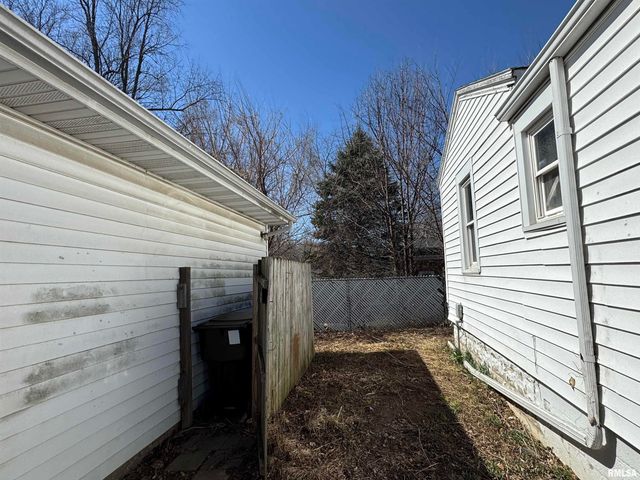 624 E PARIS Avenue, Peoria, IL 61603