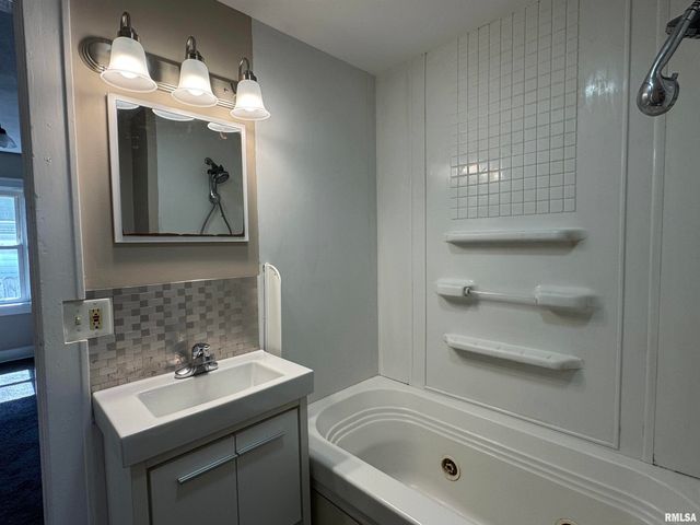 624 E PARIS Avenue, Peoria, IL 61603