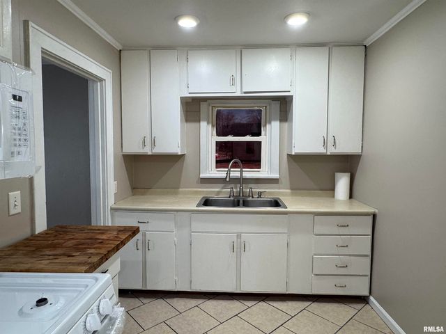 624 E PARIS Avenue, Peoria, IL 61603