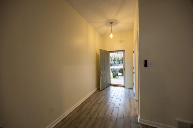 2390 OAK SPRINGS DR, Memphis, TN 38016