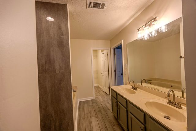 2390 OAK SPRINGS DR, Memphis, TN 38016