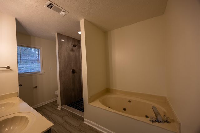 2390 OAK SPRINGS DR, Memphis, TN 38016