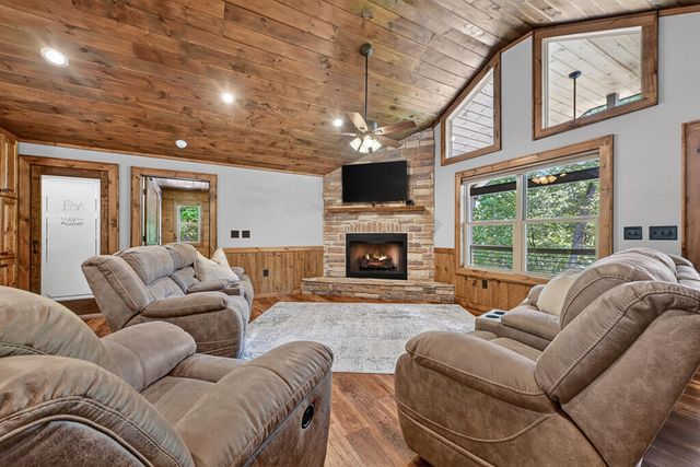 185 Pine Lane, Mineral Bluff, GA 30559