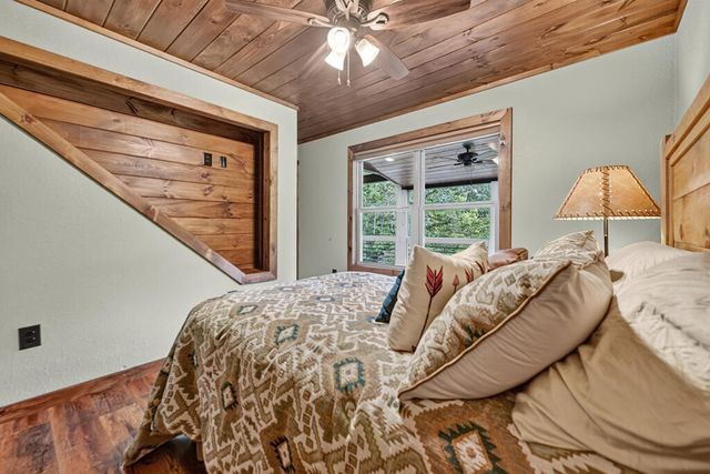 185 Pine Lane, Mineral Bluff, GA 30559