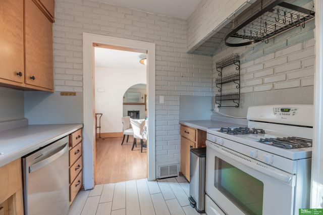 5810 Woolworth Avenue, Omaha, NE 68106