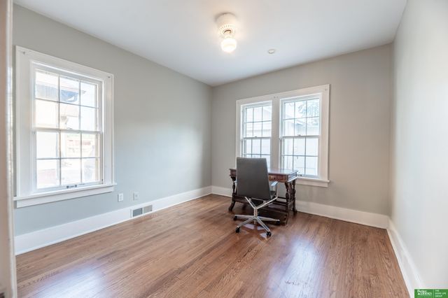 5810 Woolworth Avenue, Omaha, NE 68106