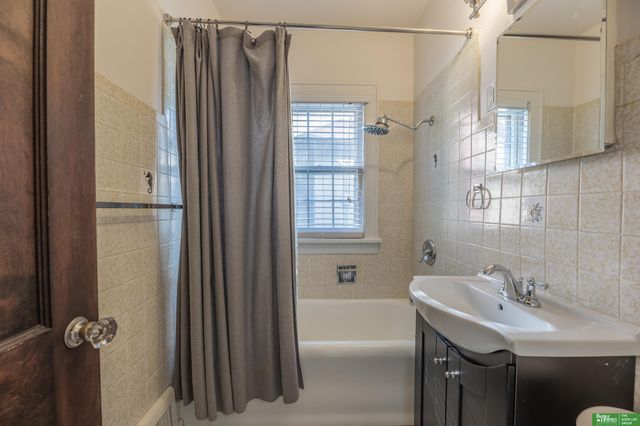 5810 Woolworth Avenue, Omaha, NE 68106