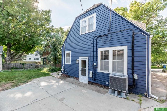 5810 Woolworth Avenue, Omaha, NE 68106