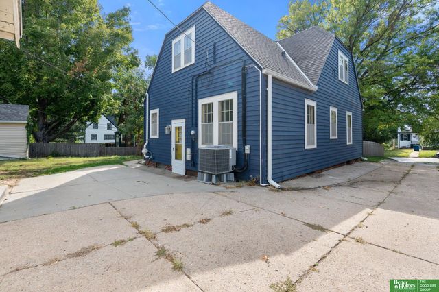 5810 Woolworth Avenue, Omaha, NE 68106